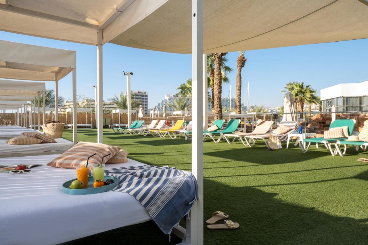 Vert Hotel Eilat By Afi Hotels Bagian luar foto The rooftop pool at the Hilton Tel Aviv