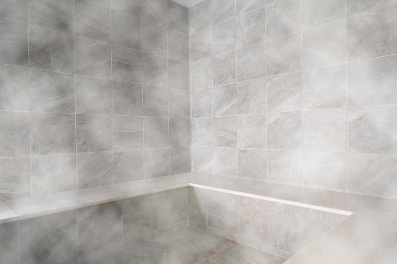 Vert Hotel Eilat By Afi Hotels Bagian luar foto A shower seat