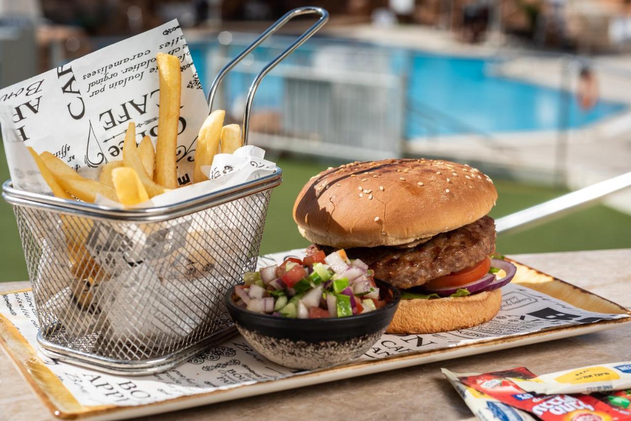 Vert Hotel Eilat By Afi Hotels Bagian luar foto A hamburger with chips