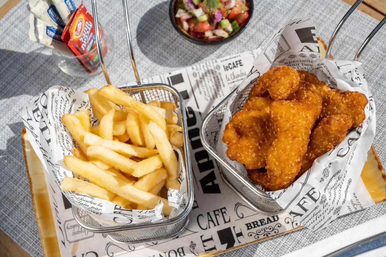 Vert Hotel Eilat By Afi Hotels Bagian luar foto Schnitzel and chips