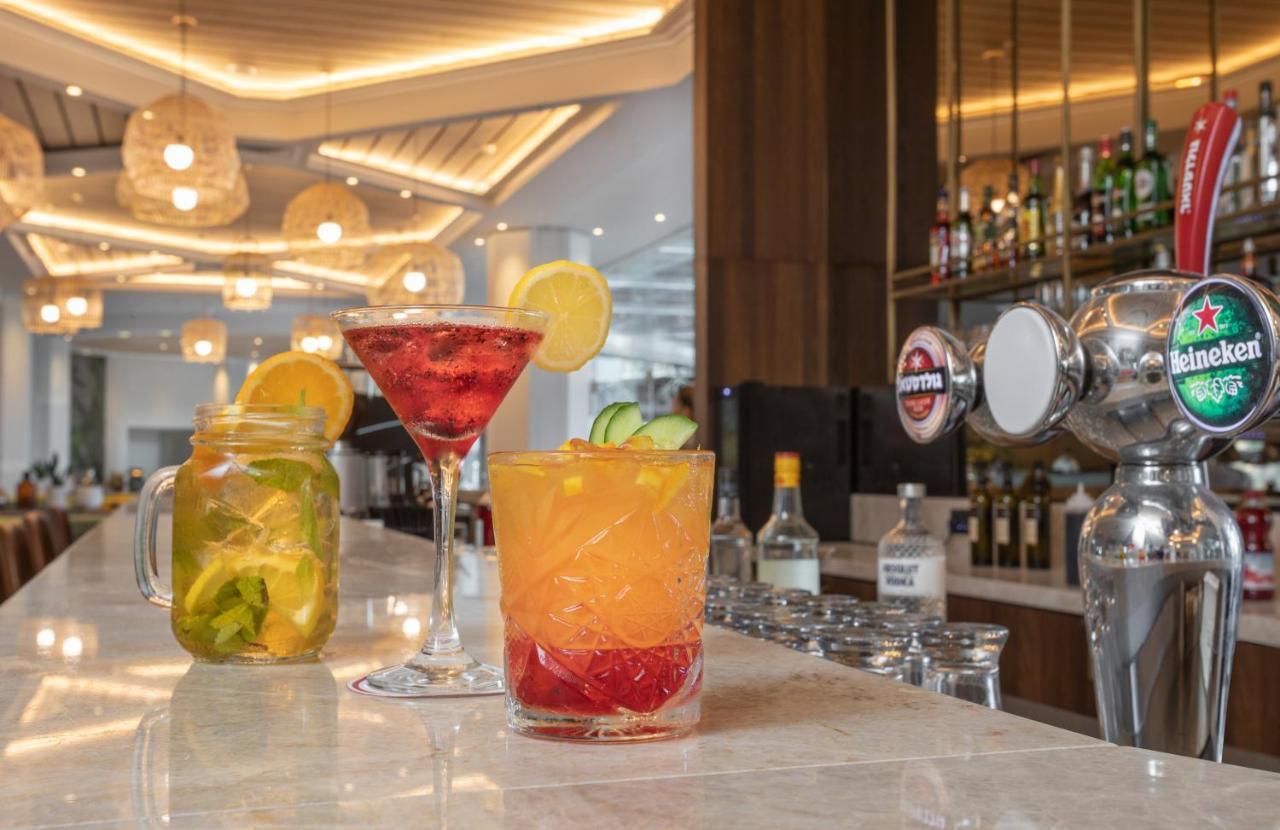 Vert Hotel Eilat By Afi Hotels Bagian luar foto Cocktails at the bar
